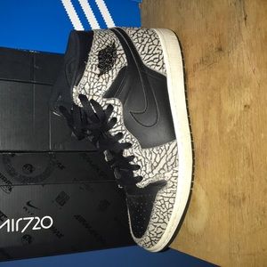 Air Jordan Retro 1 “Black Elephant Print”